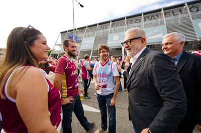 L'alcalde, Fèlix Larrosa, ha saludat els aficionats que es trobaven a la "Fan Zone" abans del partit.