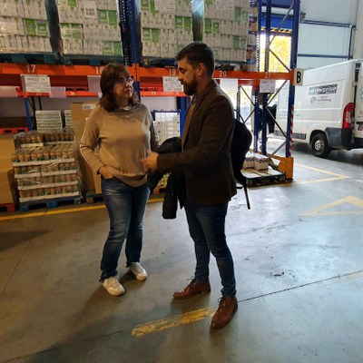 El tinent d'alcalde, Carlos Enjuanes, i la directora del Banc dels Aliments de Lleida, Teresa Farré, abans de començar la presentació.