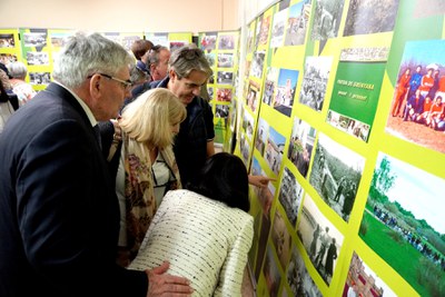 Els veïns i veïnes han visitat l'exposició amb fotografies vinculades a les entitats de l'Horta.