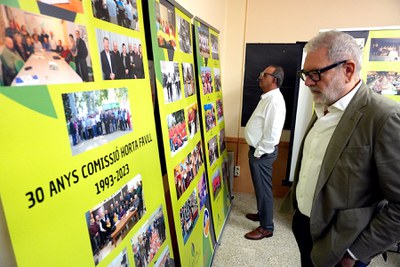 L'alcalde ha visitat l'exposició dels "30 anys de la Comissió de l'Horta", al local social de l'escola.