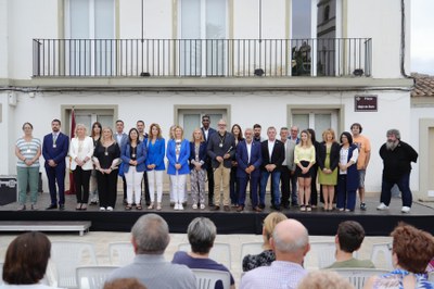 L'alcalde de Lleida, Fèlix Larrosa, i el president de l'EMD Sucs, Guillem Boneu, amb els integrants de la Junta de l'EMD i regidors i regidores de l'….