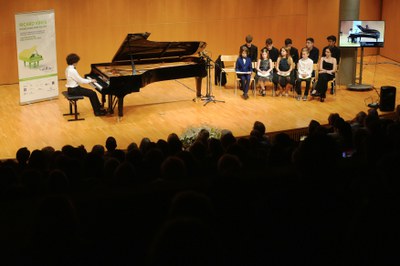 Un cop finalitzats els lliuraments, els guanyadors i guanyadores han presentat breus peces del repertori clàssic.