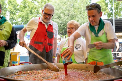 L'alcalde de Lleida ha passejat pel recinte i ha saludat els collistes, que preparaven el dinar.