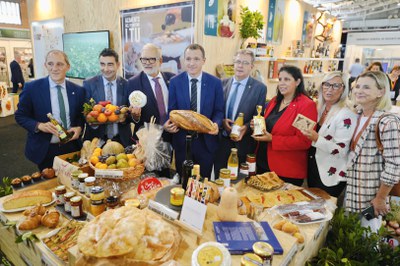 L'alcalde, el conseller i la resta d'autoritats, amb productes alimentaris de les Terres de Lleida.