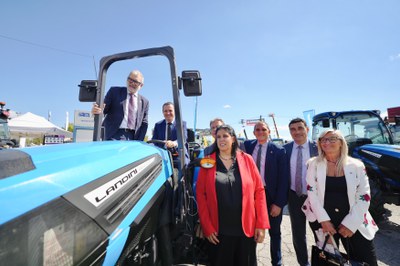 El recinte firal acull exposició de maquinària agrícola.