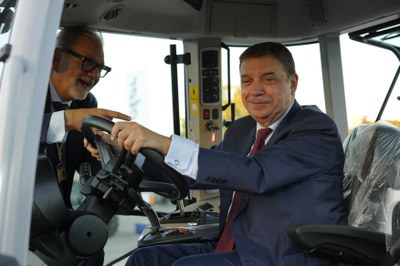 El ministre Planas i l'alcalde Larrosa en la foto tradicional sobre un dels tractors de la Fira.