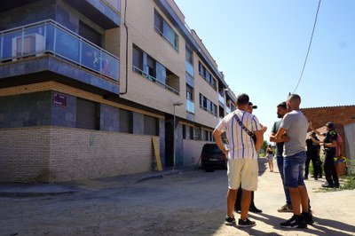 L'alcalde accidental, Carlos Enjuanes, s'ha desplaçat aquest matí a la partida de Llívia, on aquesta nit s'ha produït un incendi en el quadre elèctric d'un bloc d'habitatges..