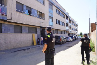 Incendi, aquesta nit, en el quadre elèctric d’un bloc de la partida de Llívia. Nou persones van ser traslladades a l’Hospital Arnau de Vilanova per i….