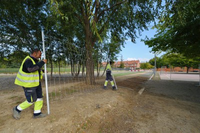 Operaris col·locant les tanques entorn la zona d'obres.