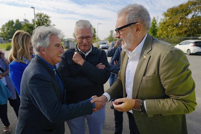 L'alcalde saluda Ramir Bonet, president de l'associació de Ciutat Jardí.