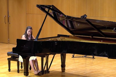 Imatge d'arxiu de la guanyadora del premi Carme Grasa en la categoria I, Lucía López, tocant una peça durant l'acte de lliurament dels guardons el 2022..