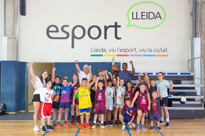 El regidor d’Esports de l’Ajuntament de Lleida, Jackson Quiñónez, ha visitat aquest dimecres al matí el campus d’estiu del Força Lleida.
