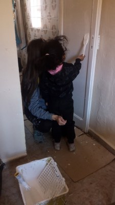 Els joves han fet treballs de pintura i petits arranjaments en habitatges conjuntament les persones adultes de les famílies beneficiàries..