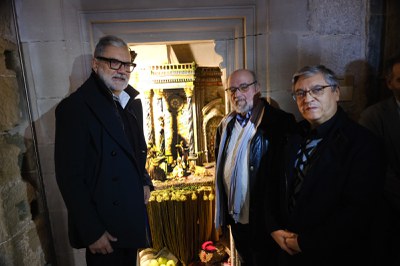 L'alcalde, Fèlix Larrosa, juntament amb el president de l'Agrupació Ilerdenca de Pessebristes, Jordi Curcó, i el Mestre Pessebrista i vicepresident d….