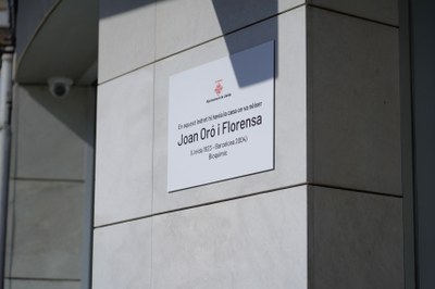 La placa s’ha col·locat a proposta del Consell de zona de la Bordeta, que van demanar testimoniar el naixement de Joan Oró a la Bordeta.