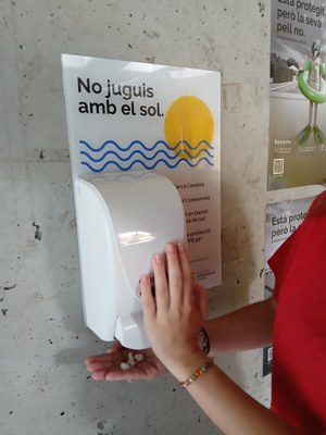 S'han penjat cartells amb consells de prevenció a les piscines municipals i s'hi han instal·lat dispensadors de crema solar per als infants dels casa….