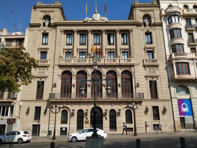 La façana de l'Ajuntament de Lleida, des de l'avinguda de Blondel..