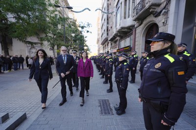 Els actes commemoratius amb motiu de Santa Cecília s’han iniciat a primera hora del matí passant revista als i les agents del cos de la Guàrdia Urbana.