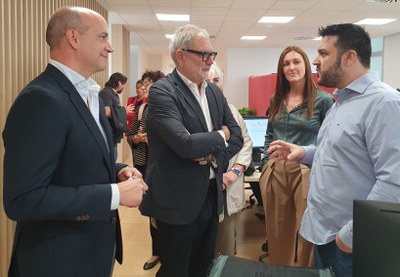 L'alcalde de Lleida, amb Marta López i Manuel Lavín, conversa amb un treballador de GFT..