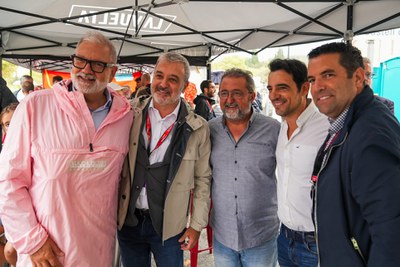 L'alcalde, al costat de l'alcalde de Barcelona, Jaume Collboni, i altres alcaldes de l'àrea metropolitana, avui a la Vuelta.
