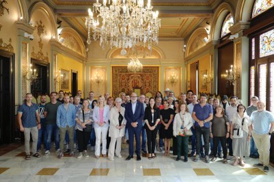 Foto de família de l'alcalde Larrosa amb els representants dels treballadors i de les treballadores de Paeria..