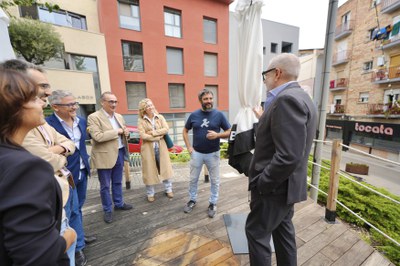 L'alcalde conversa amb el promotor de Tocata, Guillem Sàez.