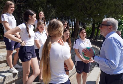 L'alcalde, Fèlix Larrosa, ha parlat amb les joves que estaven fent la classe d'educació física per saber què els agrada i que no els agrada de la ciu….