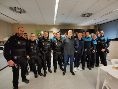 L'alcalde, Miquel Pueyo, juntament amb l'Intendent, J.Ramon Ibarz, ha saludat els agents de guàrdia en la Nit de Nadal..