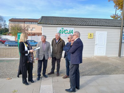 Larrosa i Iglesias han saludat els representants de l'AAVV Ciutat Jardí Arborètum en una visita de L'Alcaldia als Barris.