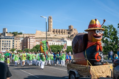 L’alcalde de Lleida ha donat el tret de sortida a la cercavila de les colles i la imposició de les escarapel·les.
