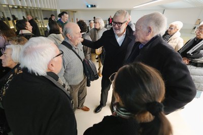 L'alcalde ha assistit a la representació de "Tot esperant Godot" i ha saludat alguns dels actors que va fer l'obra als anys 60.