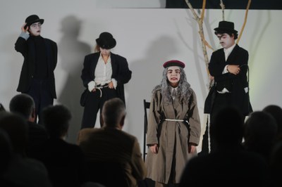 Imatge de la representació de l'obra de Beckett a càrrec de l'Aula Municipal de Teatre.