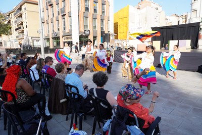 La plaça Cervantes ha acollit a la tarda les activitats, com una exhibició de danses del món.