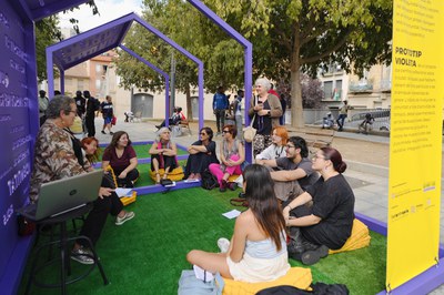 La tinenta d'alcalde Carme Valls ha visitat l'espai de l'StreetLab i Prototip Violeta.