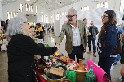 L'alcalde Larrosa saluda els participants en el Mercat de la Resurrecció.