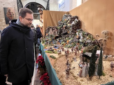 El regidor Roberto Pino observa el pessebre monumental de Jaime Garcia.