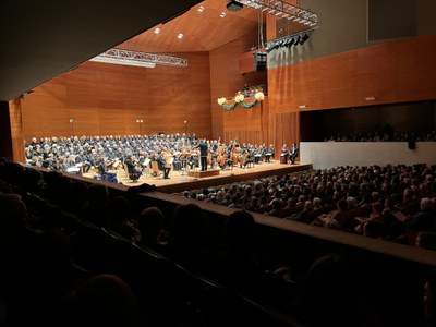 Gairebé 200 veus sobre l'escenari (150 de la mateixa Associació i la resta del Cor de Cambra de l'Auditori Enric Granados) han participat en l'esdeve….