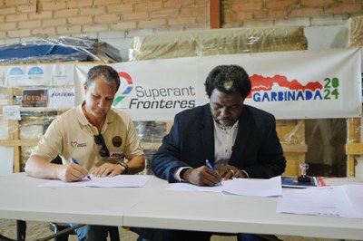 Signatura del conveni de l'ONG amb el govern gambià per enviar el material.