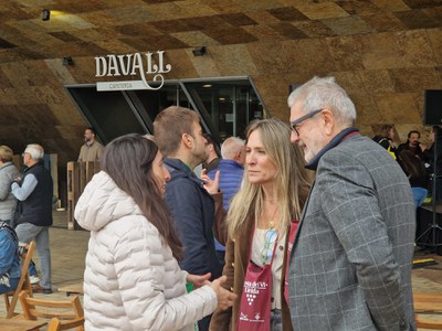 L'alcalde, Fèlix Larrosa, i la directora de Turisme de Lleida, Mònica Terrado, conversen amb una assistent a la festa.