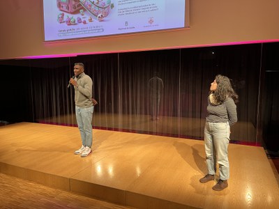 El regidor de Cooperació, Jackson Quiñónez, i la tècnica del Fons Català de Cooperació, Lídia Martos, durant la presentació de la darrera sessió del ….