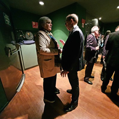 La tinenta d'alcalde, Carme Valls, i el director de la Banda Municipal de Lleida, Amadeu Urrea, conversant abans de sortir a l'escenari.