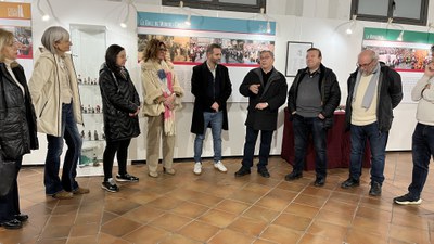 Diversos regidors i regidores de la Paeria han assistit a l'acte d'obertura de la mostra sobre el caganer, a la Casa dels Gegants..