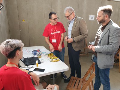 L'alcalde, Fèlix Larrosa, i el regidor de Joventut, Xavi Blanco observen una demostració de "makei makei" a la Fira Makers..
