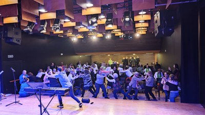 Un gest càlid, campanya de donació de coixins tèrmics. Acte celebrat avui a l'Espai Orfeó, amb una pausa activa amb La Cristaleria..