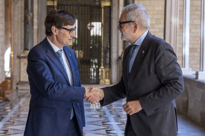 Salutació entre Illa i Larrosa en l'arribada al Palau de la Generalitat.