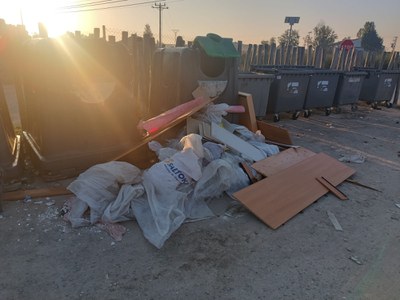 La Guàrdia Urbana denuncia a dues persones per abocar residus a la cruïlla dels Tres Pontets.