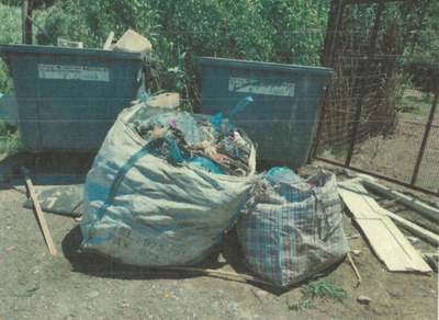 L’abandonament de bosses de la brossa, cartrons i altres residus a la via pública és una conducta incívica que té un impacte negatiu a la ciutat.