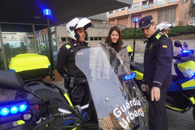 La tinenta d'alcalde i regidora de Seguretat, Mobilitat i Civisme, Cristina Morón, repassa les novetats dels nous vehicles amb els i les agents.