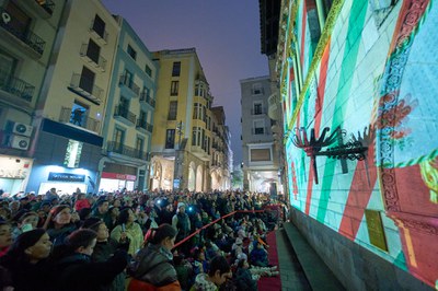 Desenes de persones en una plaça de la Paeria plena de gom a gom han assistit a la videoprojecció.