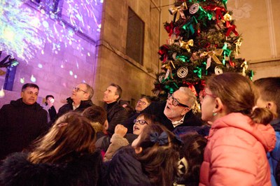 L'alcalde, Fèlix Larrosa, acompanyat de nenes i nenes de la ciutat, ha polsat el botó per il·luminar la plaça.